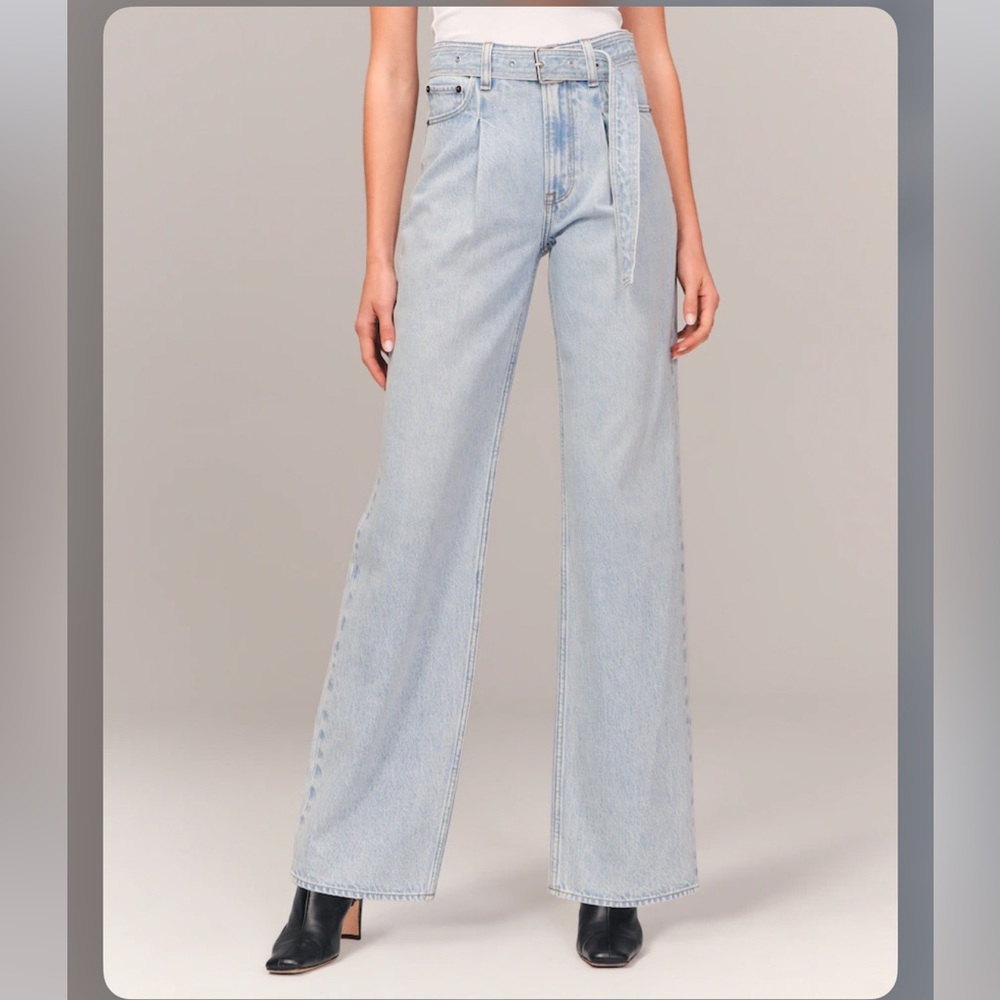 LAST CHANCE NWT Abercrombie High Rise Loose Belted Jeans